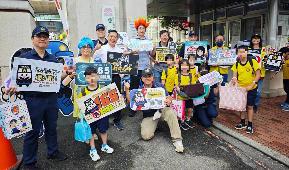 ▲圖說：第一分局宣導團特別到忠孝國小維護交通秩序，並發放多款限量超萌宣導禮品 （圖／台中市政府 提供）