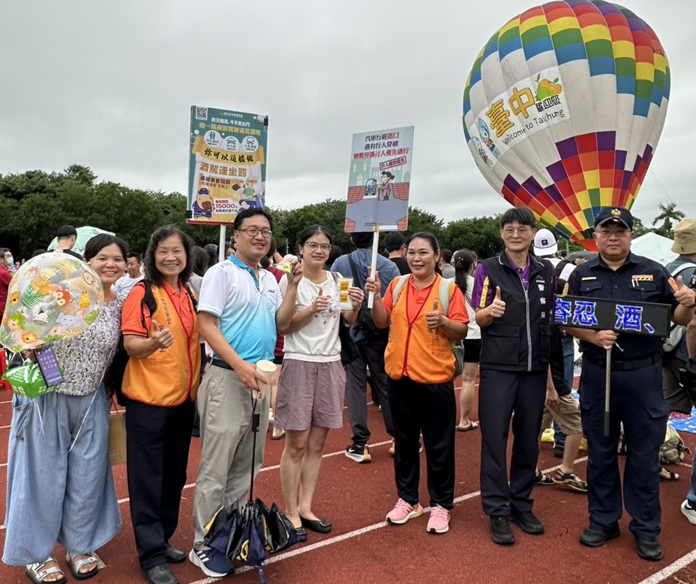 ▲圖說：臺中石岡熱氣球嘉年華活動，中市警局把握機會對現場民眾進行深度交通安全宣導             （圖／台中市政府  提供）