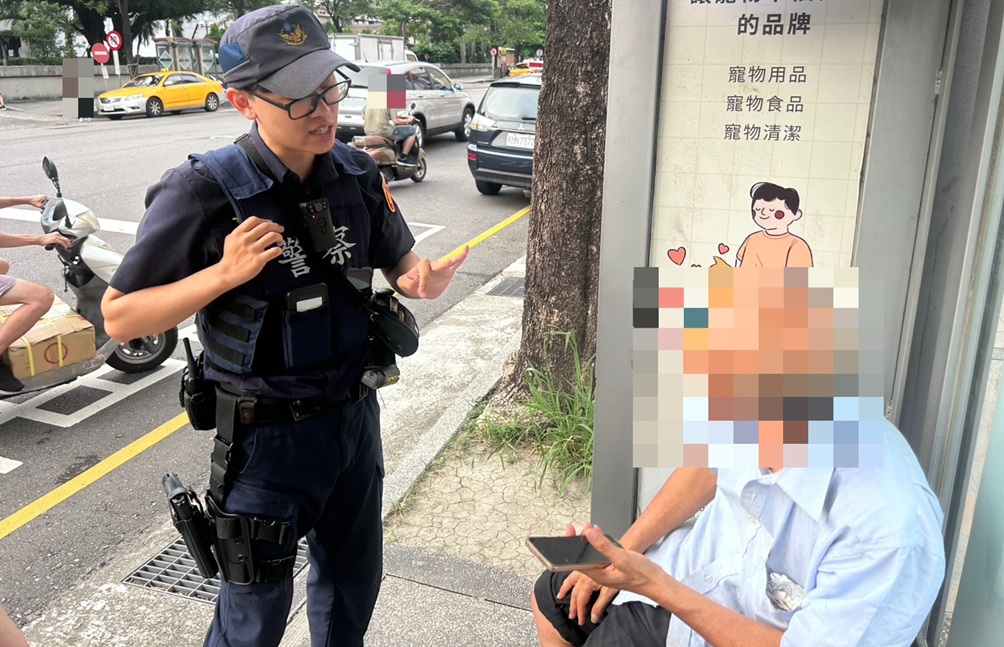 ▲圖說：徐姓老翁向路人求助操作手機，輸入個人帳號密碼進行黃金投資，路人查覺有異報警協助 （圖／台中市政府 提供）