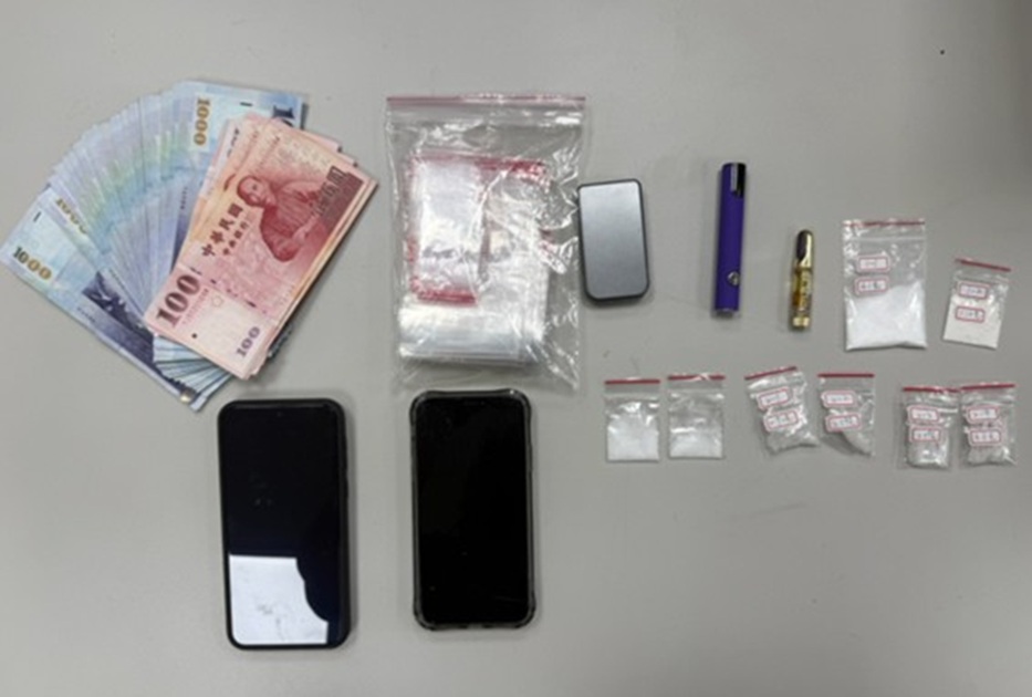 ▲圖說:警方當場查扣海洛因、安非他命、大麻煙彈、磅秤、夾鏈袋1批、手機及販毒所得3萬餘元等證物 (圖/台中市政府 提供)