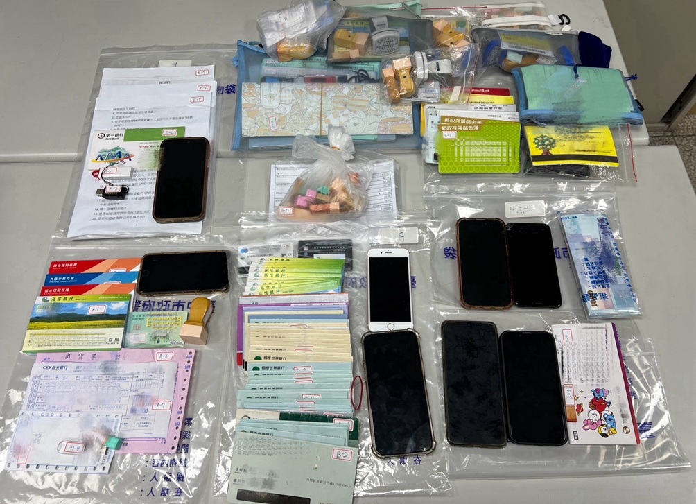 ▲圖說：警方於現場查扣涉案金融帳戶30餘本、水房教戰手冊、假貨單與假發票、電腦、手機、監視器及現金64萬餘元等贓證物 （圖／台中市政府 提供）