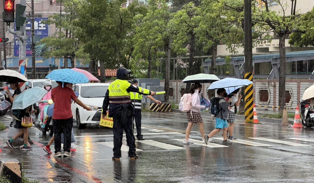 ▲圖說:8月31日開學日遇水神攪局,歸仁警投入大批警力於上下學路段執行交通疏導,維護學童安全 (圖/台南市政府 提供)