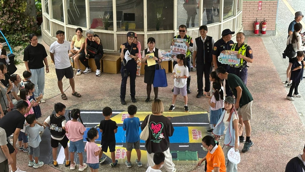 ▲圖說：警方向民眾解說大型車視野死角與內輪差的危險，騎車務必保持安全距離            （圖／台中市政府 提供）