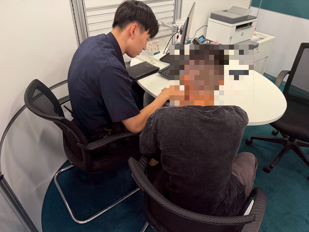 ▲圖說：黃姓男子誤踩「交友投資詐騙局」，公益所員警劉泰宇、許志在獲報趕往銀行攔阻 （圖／台中市政府 提供）