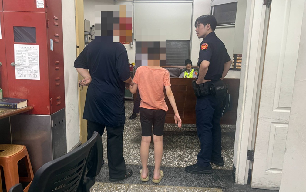 ▲圖說:民權派出所警員將迷路少年載返所內休息,最後協助少年尋獲家屬來派出所帶人回家 (圖/台中市政府 提供)