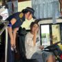 ▲圖說：警方除了向學生解說大型車內輪差的危險，更讓大家以駕駛第一視野觀看大型車死角 （圖／台中市政府 提供）
