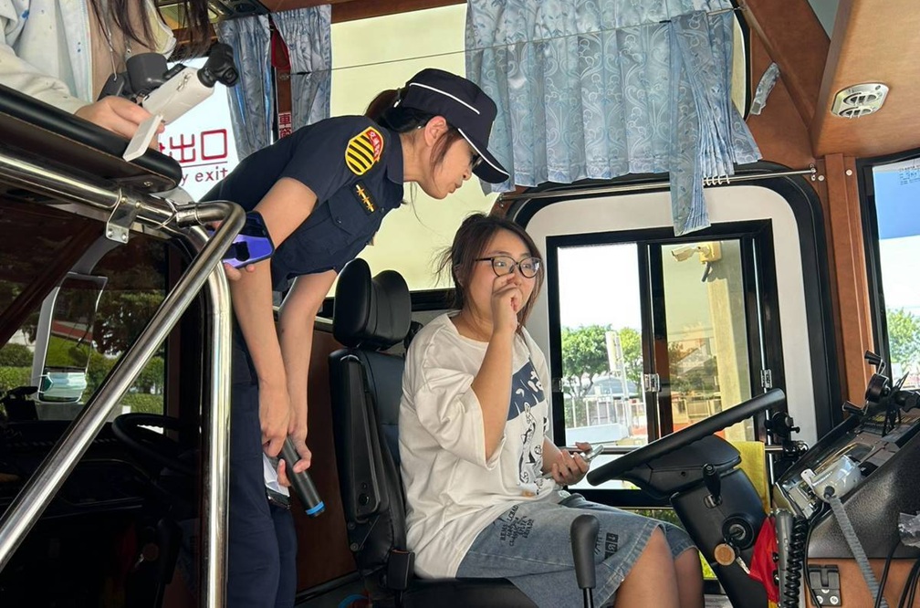 ▲圖說：警方除了向學生解說大型車內輪差的危險，更讓大家以駕駛第一視野觀看大型車死角 （圖／台中市政府 提供）