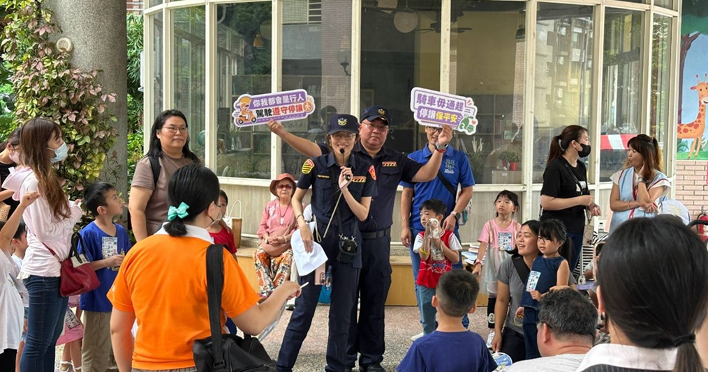 ▲圖說：中市交通警察大隊、第五分局及相關單位齊聚軍功國小，舉辦交通安全與反詐騙宣導 （圖／台中市政府 提供）