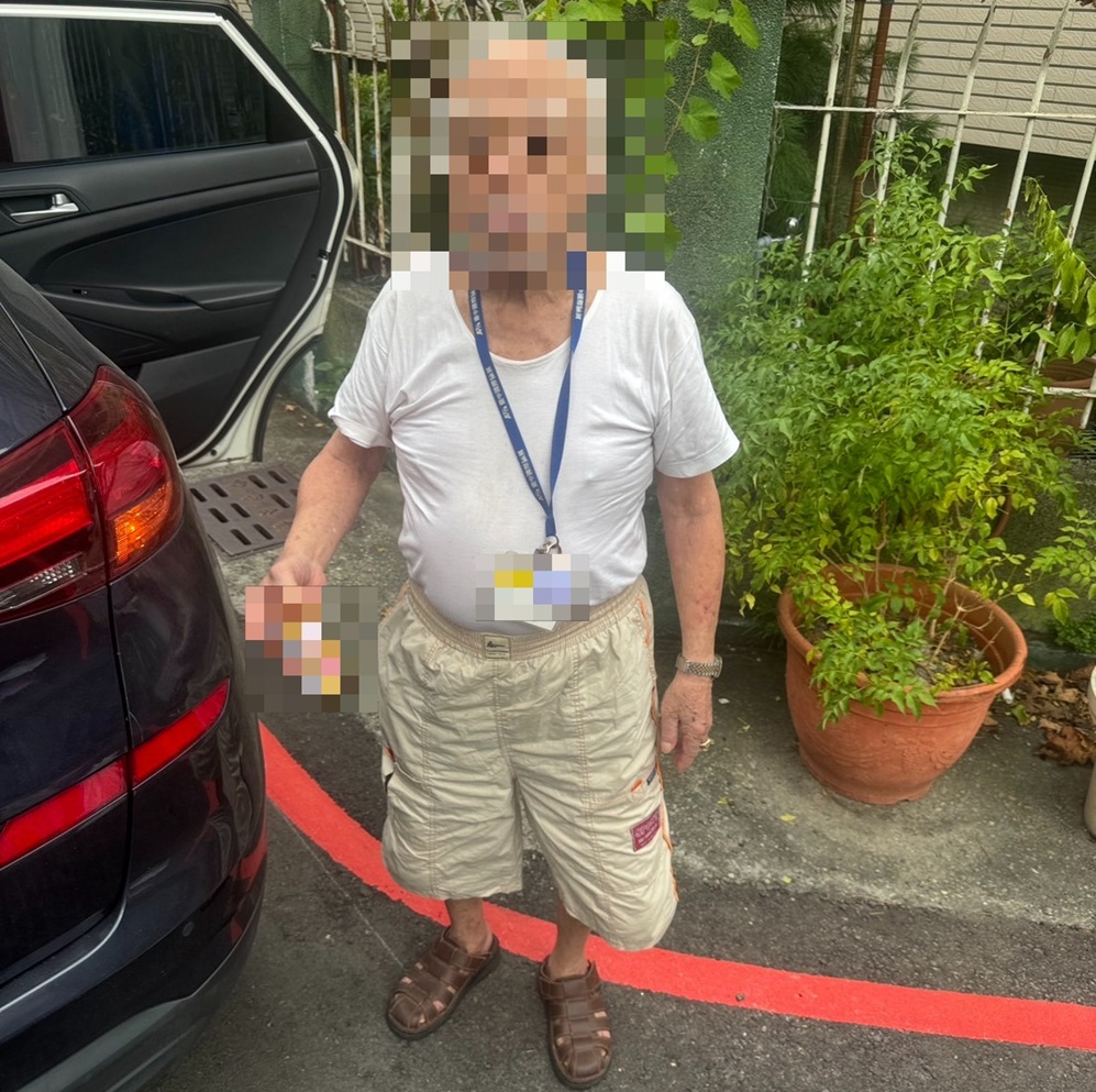 ▲圖說:九旬王姓老翁獨自徒步外出購物卻迷路街頭,警方獲報後迅速到場關懷,最終平安將老翁送回家中 (圖/台中市政府 提供)
