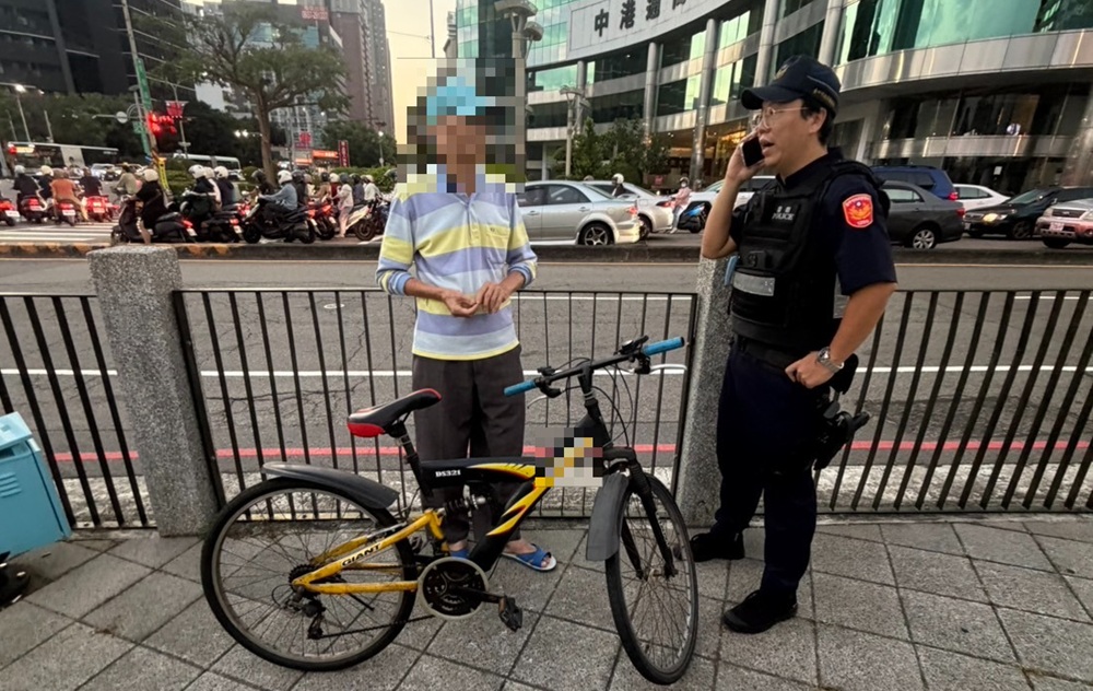 ▲圖說：一名騎乘腳踏車的老翁在街頭徘徊，民權所員警獲報後立即趕赴現場關懷           （圖／台中市政府  提供）