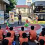 ▲圖說：警方於活動現場進行大型車內輪差及視覺死角交通安全宣導，讓學生親身體驗大型車轉彎的「內輪差」風險 （圖／台中市政府 提供）
