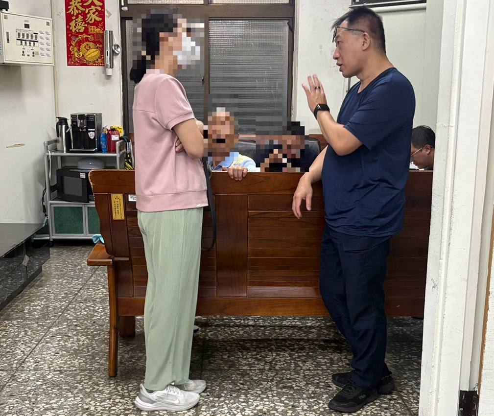 ▲圖說：員警將迷途老翁帶回派出所喝水休息，並通知家屬到派出所將老翁帶回家 （圖／台中市政府 提供）