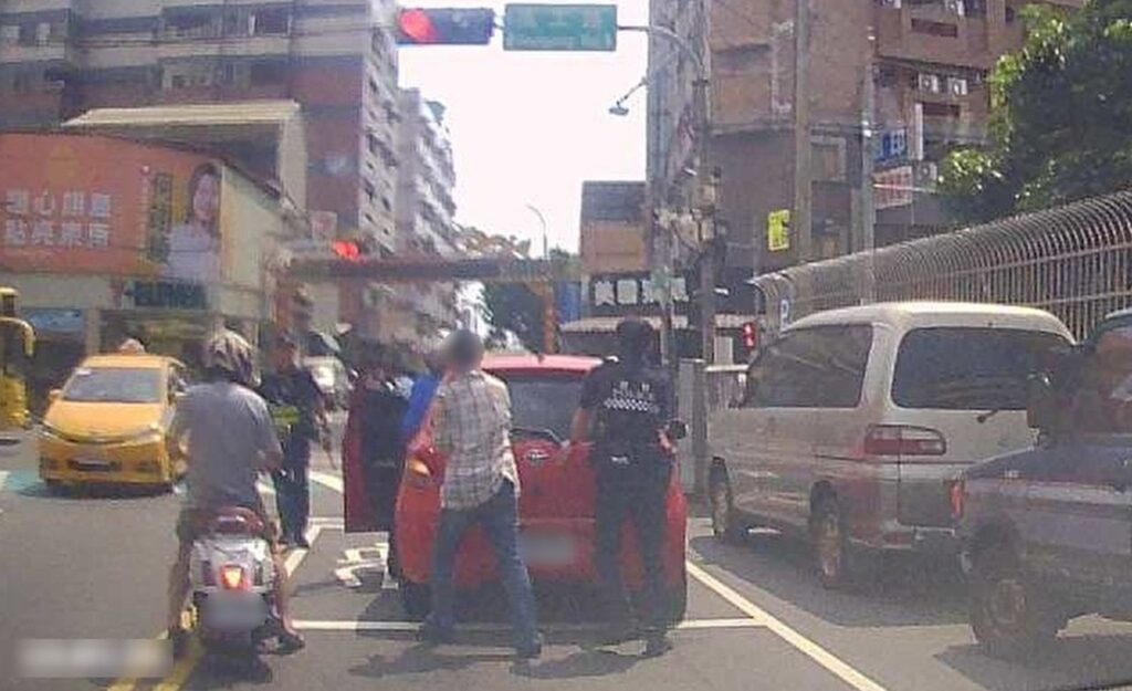▲圖說:員警與修車師傅一起將路中故障車輛推至路旁,迅速讓壅塞車流回復正常通行 (圖/台中市政府 提供)
