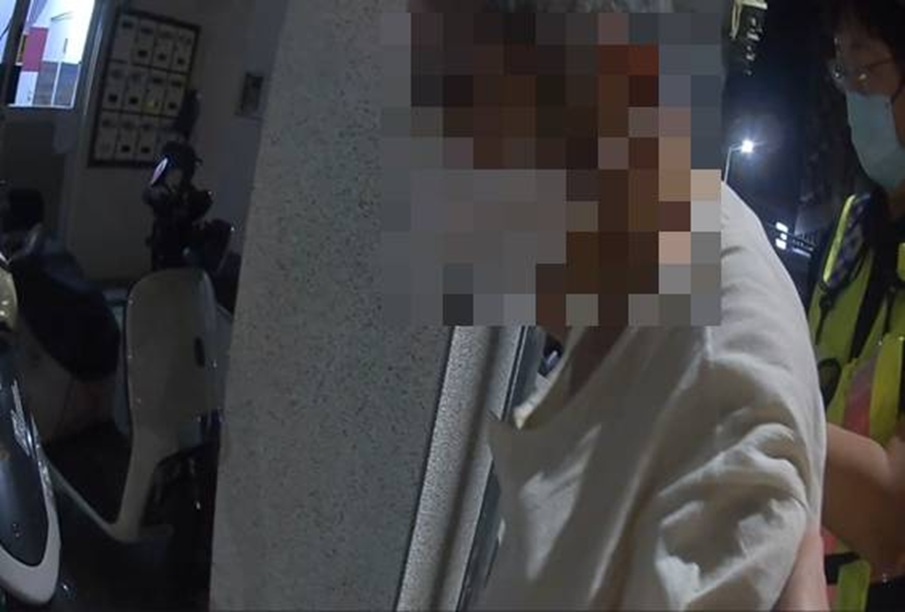 ▲圖說:張姓老翁下計程車時不慎跌倒在地無法起身,民權所警員獲報後協助將長者平安送返住處 (圖/台中市政府 提供)