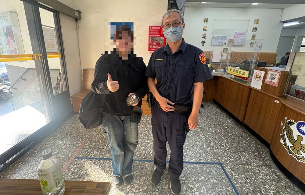 ▲圖說:在民權派出所警員的積極協助下,陳女遺落在計程車上的手機成功「物歸原主」 (圖/台中市政府 提供)