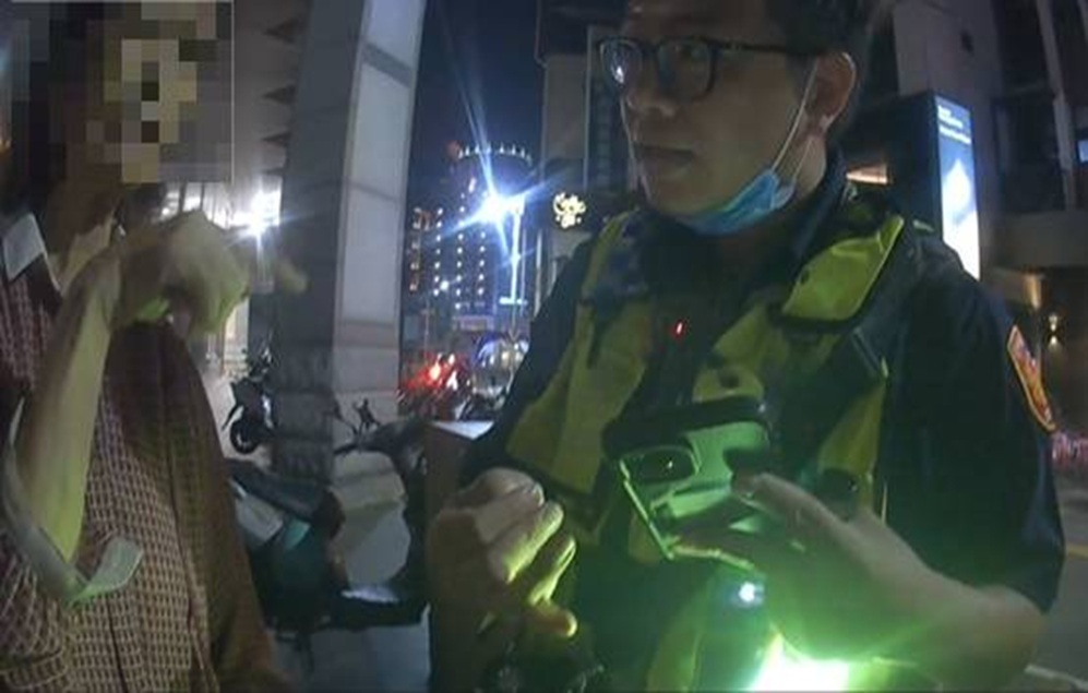 ▲圖說:蔡姓老婦人外出散步卻突然忘記回家路,民權警員獲報後趕赴現場關懷處置 (圖/台中市政府 提供)
