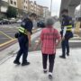 ▲圖說：員警帶婦人返所，幫她找到回家的路 （圖／台中市政府提供）
