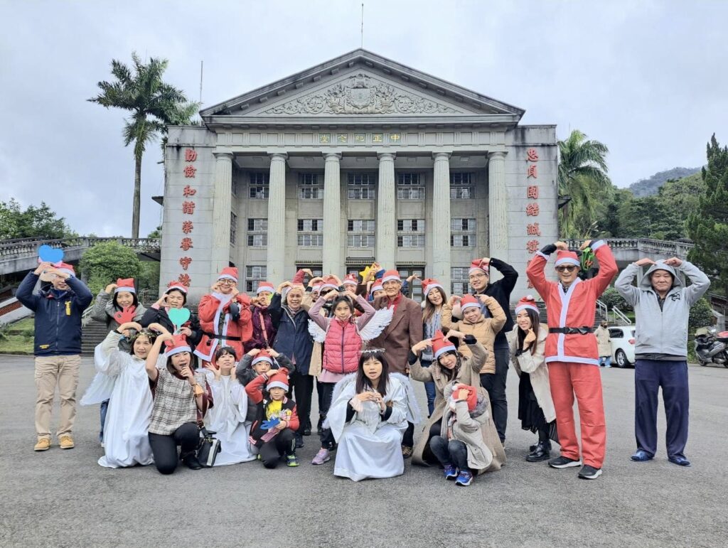 教會同工台北榮家報佳音　家主任變裝上場分送點心 犀利士