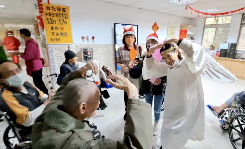 教會同工台北榮家報佳音　家主任變裝上場分送點心 犀利士