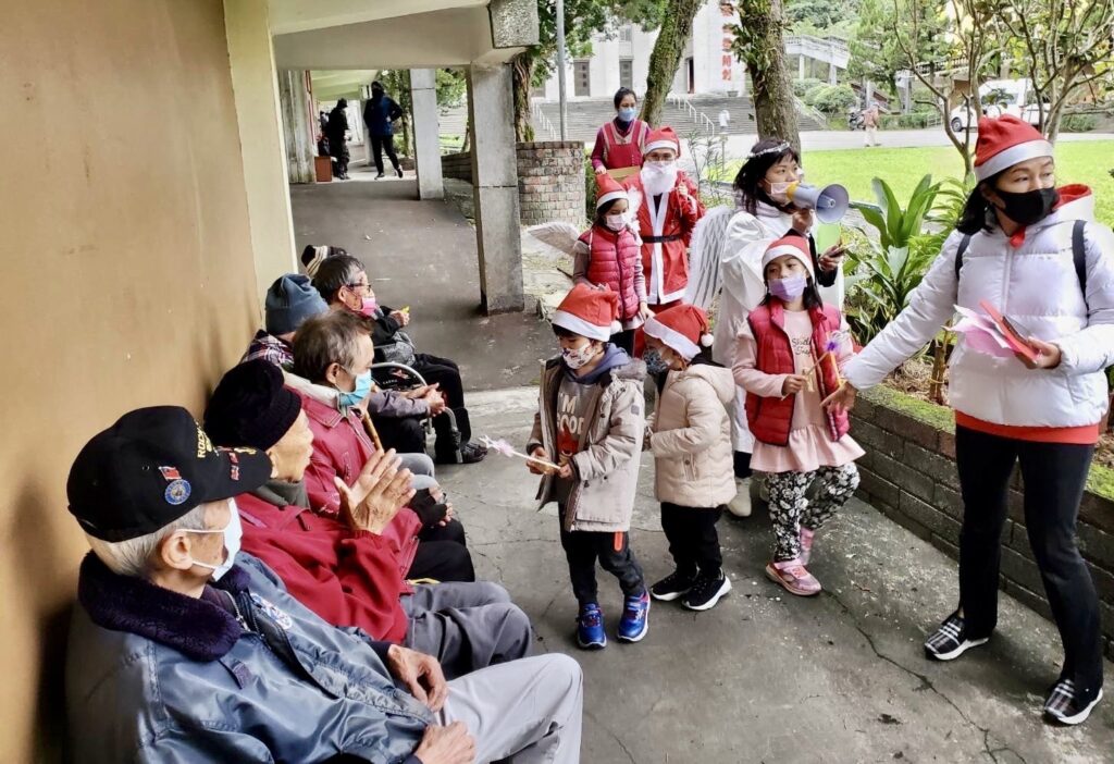 教會同工台北榮家報佳音　家主任變裝上場分送點心 犀利士