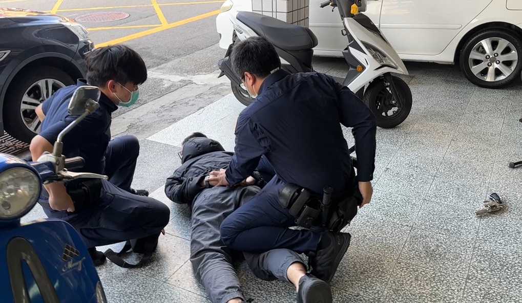 ▲圖說:警方防搶演練過程引來路過民眾拍攝駐足,以為搶案真實上演 (圖/台中市政府提供)