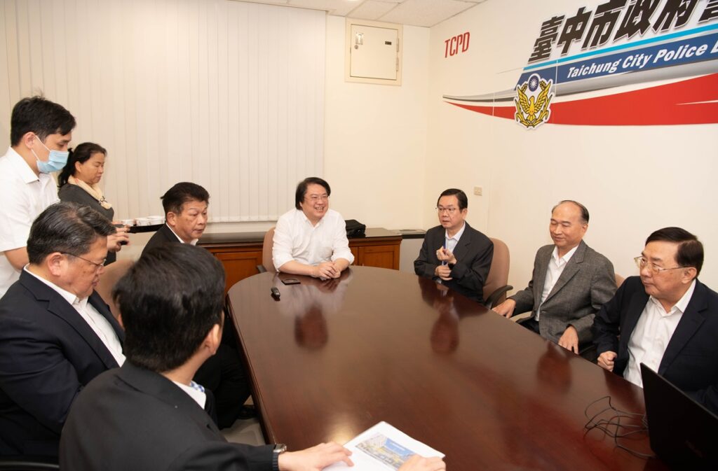 ▲圖說：內政部長林右昌於今(10)日特別前往中市警局，聽取選舉查察及安全維護工作簡報 （圖／台中市政府提供）