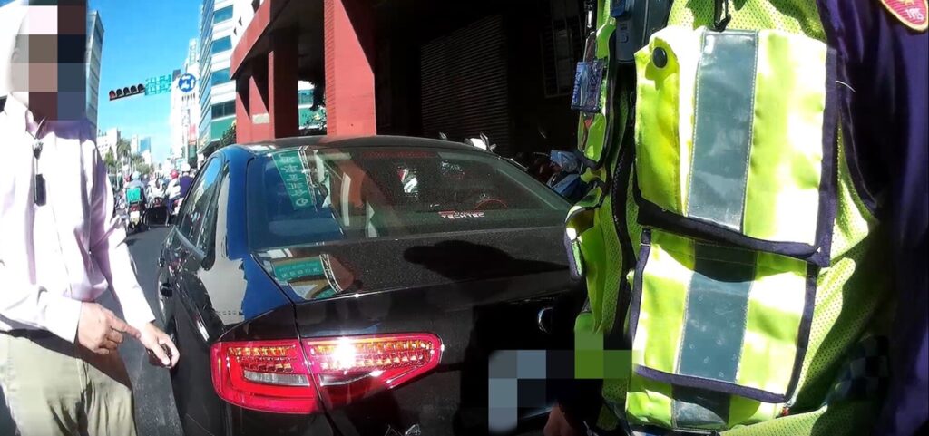 ▲圖說:兩名員警協力推車,將故障車推至路邊安全處等待拖吊車到場 (圖/台中市政府提供)