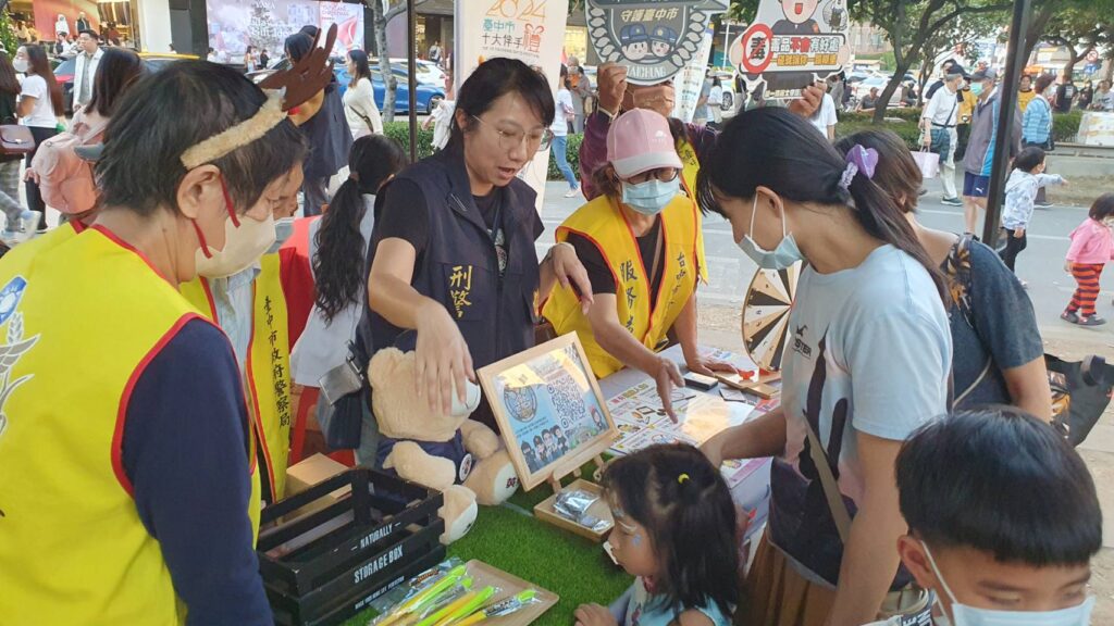 ▲圖說：警一分局設攤反詐騙，限量伴手禮「第一波麗士英雄胸章」來相助 （圖／台中市政府提供）