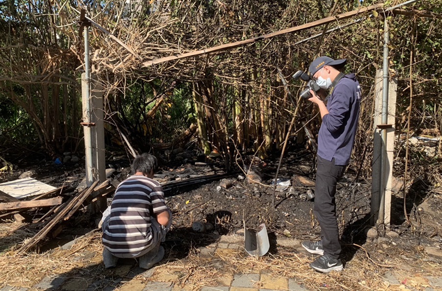 ▲圖說：吳嫌指認將菸蒂丟於此處第一起火點位置            （圖／台中市政府提供）