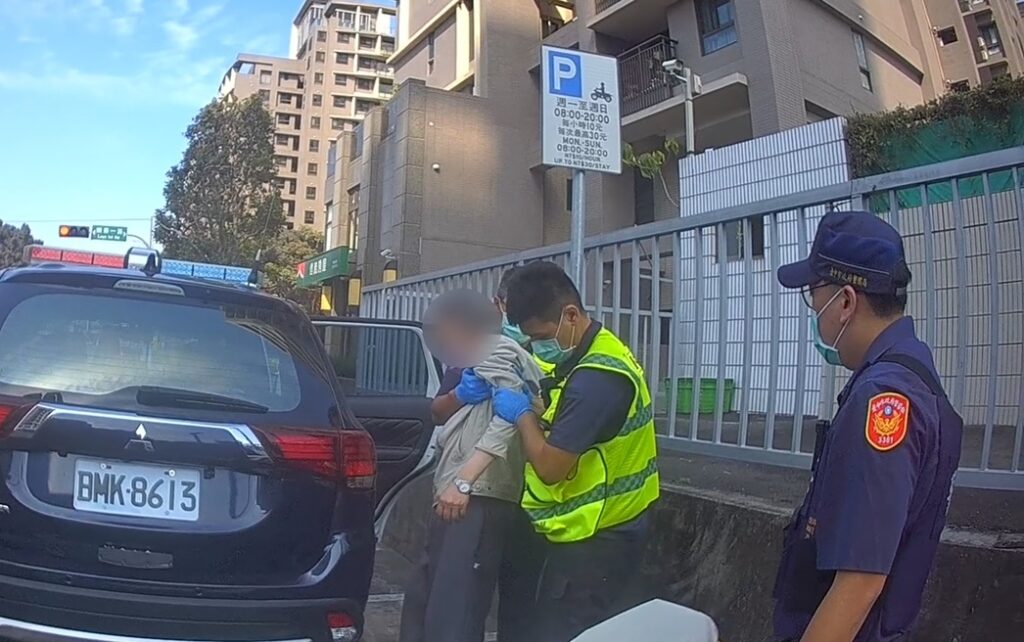 ▲圖說：員警細問發現男子疑是帕金森氏症，趕緊協助送醫 （圖／台中市政府提供）