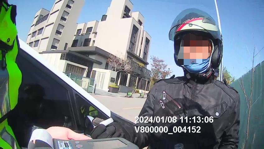 ▲圖說:經員警實施酒測,原來何男酒駕害怕被抓才躲入雜草堆 (圖/台中市政府提供)