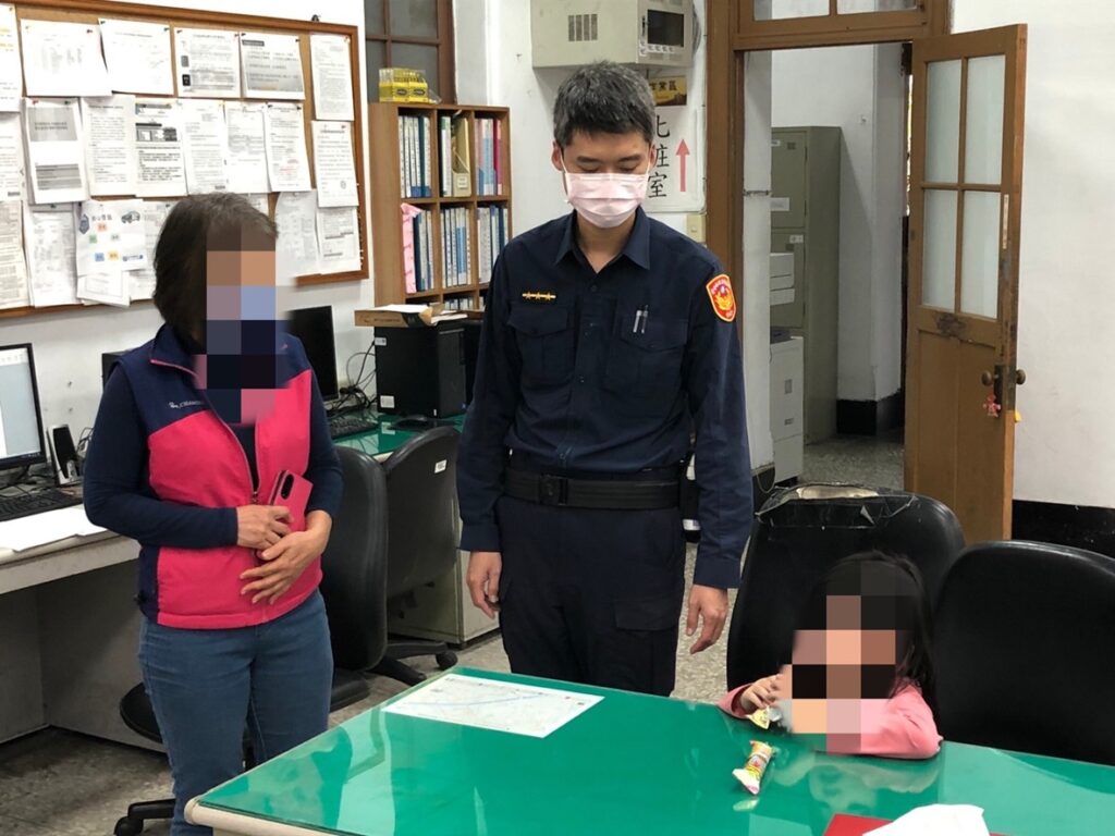 ▲圖說：接獲員警通報的女童阿嬤立即趕到西區派出所 （圖／台中市政府提供）