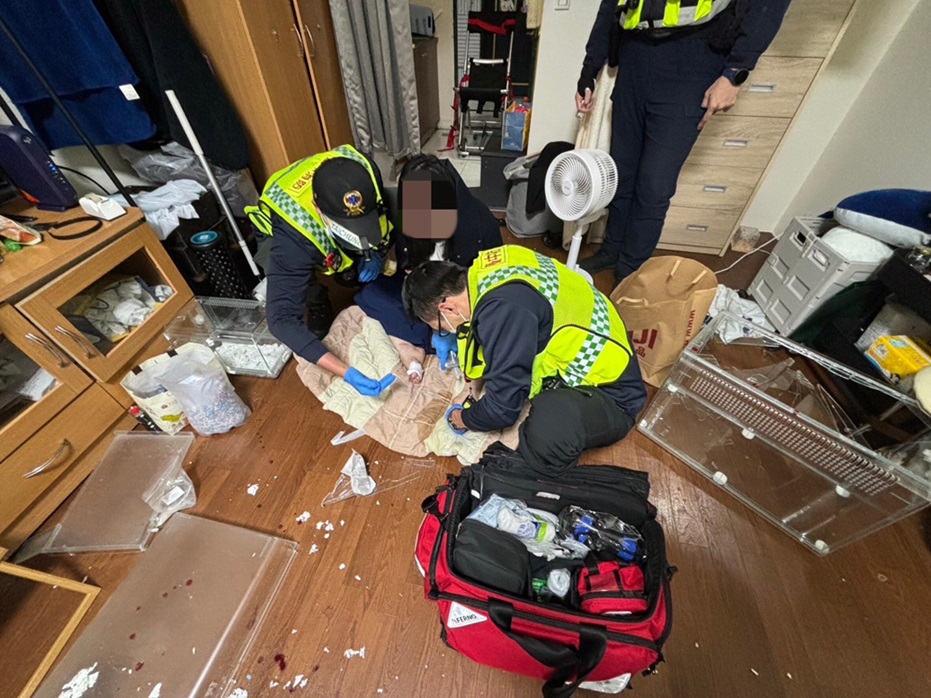 ▲圖說:救護人員緊急幫古女傷口止血包紮,經迅速送醫救治後幸無大礙 (圖/台中市政府提供)