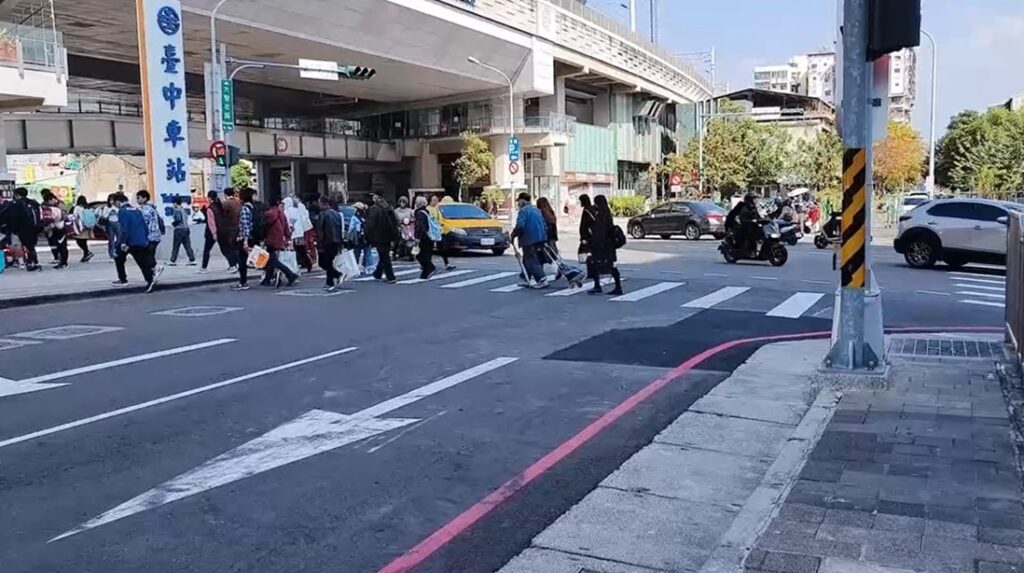 ▲圖說：觀察目前臺中火車站交通情況，汽機車都會等待行人過斑馬線後才通行 （圖／台中市政府提供）