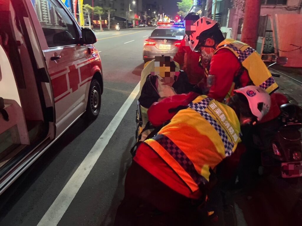 ▲員警趕緊叫來救護車,迅速將易姓妻子送至醫院就診 (圖/ 苗栗縣政府提供)