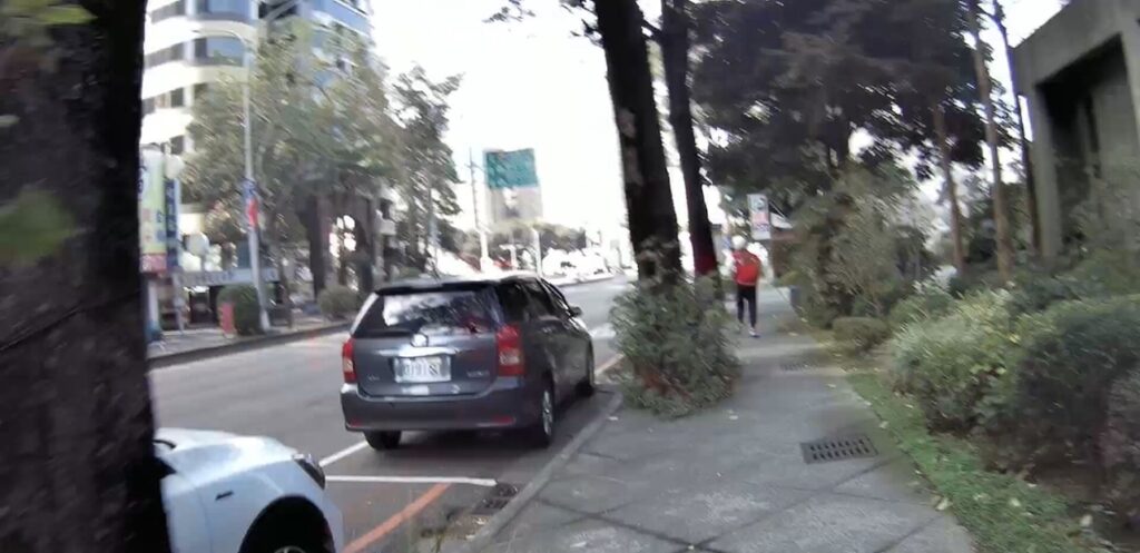 ▲圖說:女子棄車拔腿狂奔仍遭員警攔獲,經查原來係逃逸越南籍移工 (圖/台中市政府提供)