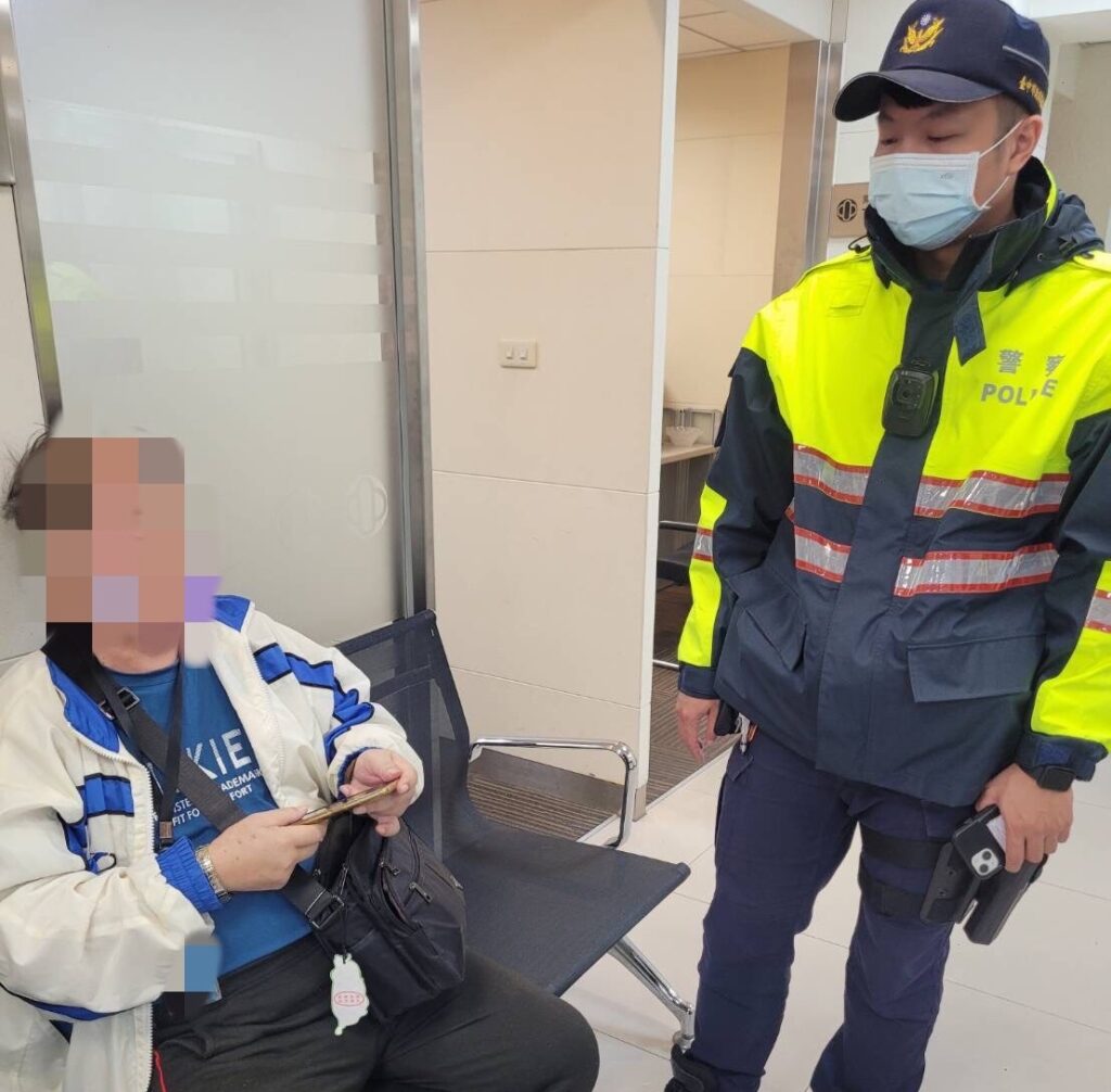 ▲圖說:在員警以實際案例說明後,吳男始恍然大悟遭到詐騙 (圖/台中市政府提供)