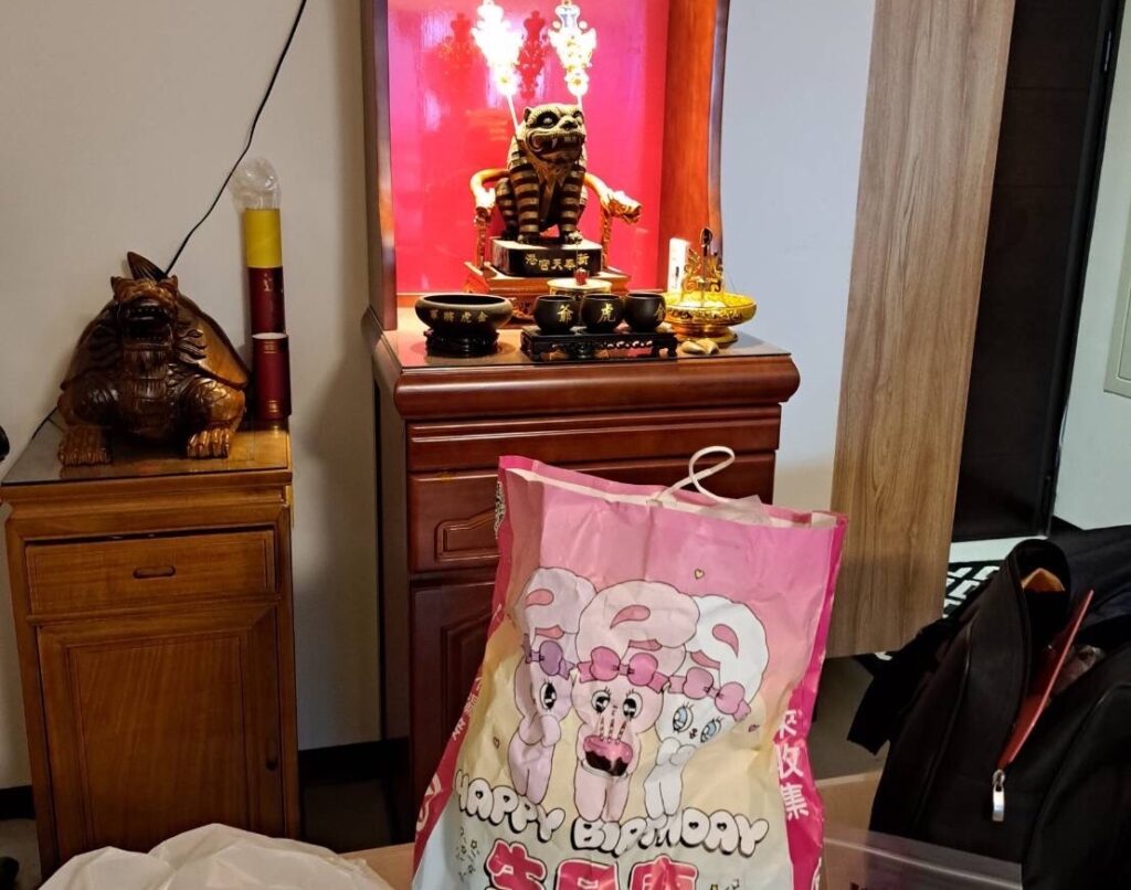 ▲圖說:警方持搜索票上門緝毒,嫌犯直指虎爺桌前:「那一包」             (圖/台中市政府提供)