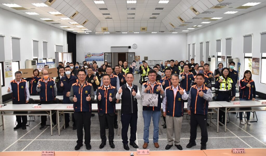 ▲圖說：警友會第一警友辦事處主任偕同熱心企業襄助警用設備大升級             （圖／台中市政府提供）