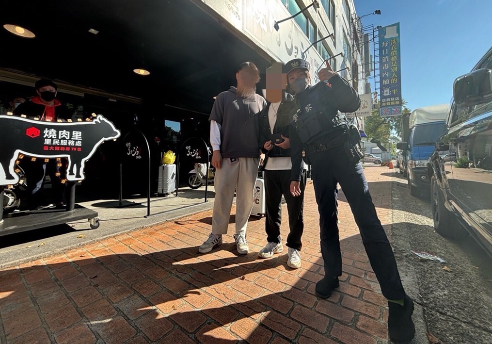 ▲圖說:高中生找回遺失錢包後,高興地與警員合影留念 (圖/台中市政府提供)
