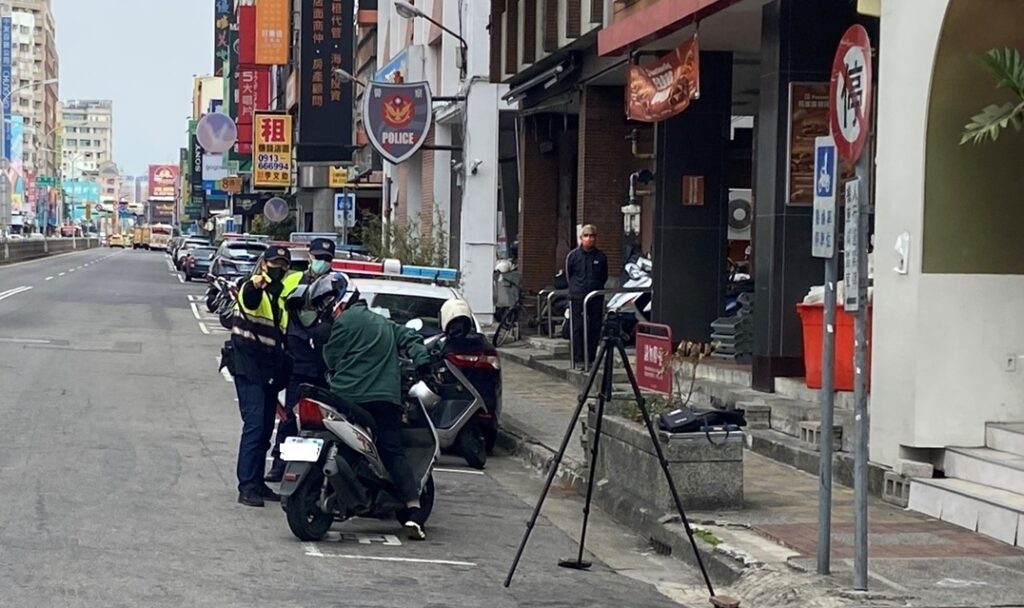 ▲圖說：中市警方強力取締車輛不暫停禮讓行人 （圖／台中市政府提供）