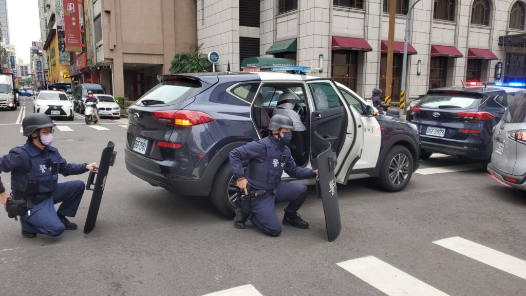 ▲圖說：員警接獲銀行搶劫通報後，荷槍實彈抵達銀行大門前戒備              （圖／台中市政府提供）