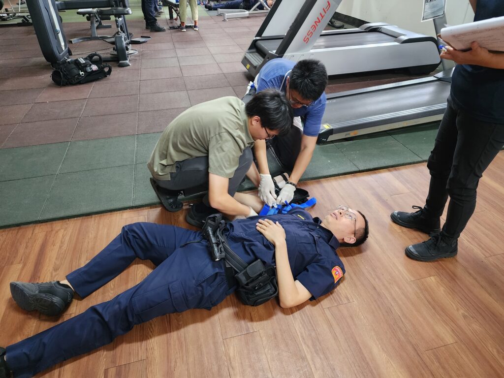 竹南警分局攜手壯闊台灣聯盟學習戰術救護 不僅能救人也能自救