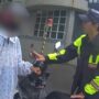 ▲圖說：警員在大雨中搜尋出類似詐騙新聞案例，讓林婦認識到自己經落入「假交友真詐騙」圈套 （圖／台中市政府 提供）