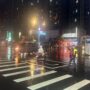 ▲圖說：員警冒雨持指揮棒與交通錐維持現場交通秩序，避免追撞二次事故 （圖／台中市政府 提供）