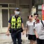 ▲圖說：員警以巡邏車護送林姓少年與姊姊平安會合，並開心合影留念 （圖／台中市政府 提供）