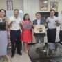 ▲圖說：中市警新任第一分局長林大為攜帶「阿嬤界LV茄芷袋」與撫順將軍廟小神衣，拜會馬尼拉經濟文化辦事處分處長朱靖雅以及勞工中心主任比恩賽波 （圖／台中市政府 提供）