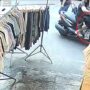 ▲圖說：王姓女子騎機車停在市場服飾店門口，扯下2件短褲後快速離開 （圖／台中市政府 提供）