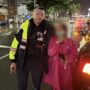 ▲圖說：在員警幫助下，70歲的巫姓婦人尋獲忘記停車位置的機車，並開心地與員警合影留念 （圖／台中市政府 提供）