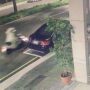 ▲圖說：一名身穿雨衣騎士騎車擦撞路邊車輛後，機車重心不穩摔倒 （圖／台中市政府 提供）